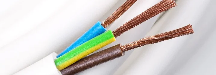 Abisoliertes Kabel mit drei Adern